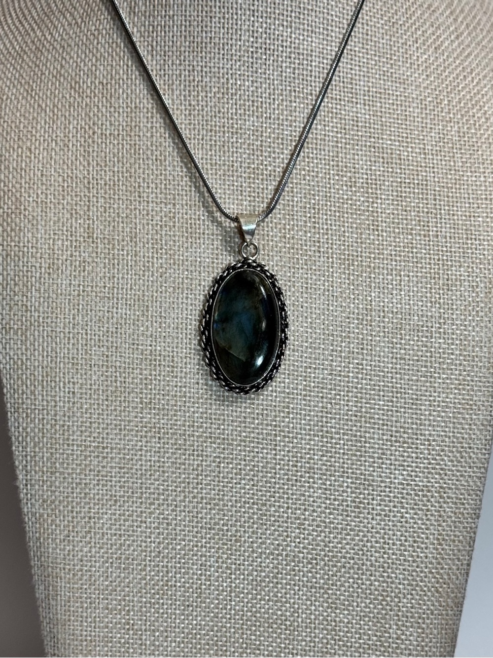 Labradorite 925 Sterling Silver Oval Pendant Necklace Blue Flash - Picture 1 of 6